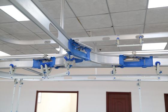 System wieszania odzieży w transporcie pionowym